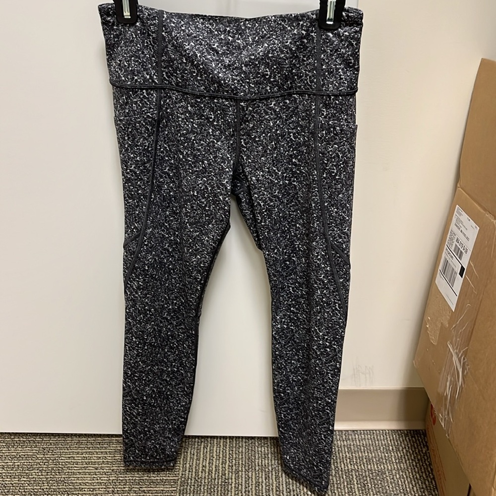 Athleta salutation Pebble beach Print tights w/pockets. Size MP. EUC